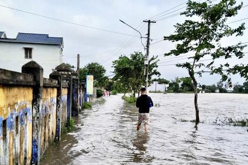 Hai anh em họ đuối nước thương tâm dưới cống