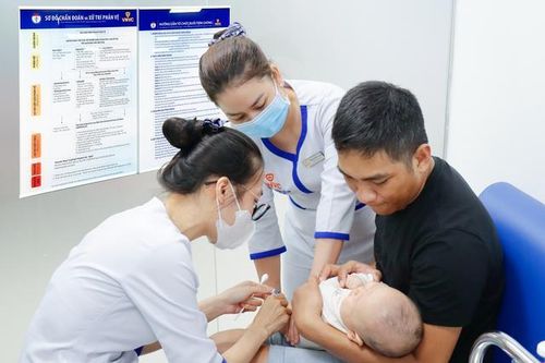 Tiêm sớm vắc xin phế cầu 20 và não mô cầu cho trẻ em từ 6 tuần tuổi