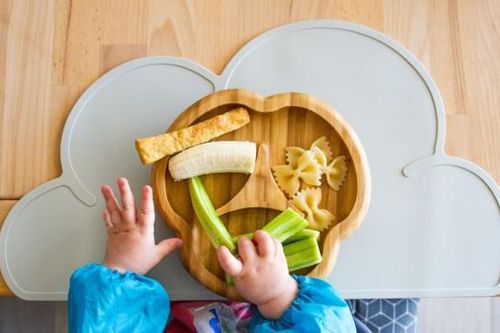 Cho trẻ ăn dặm sớm có hại dạ dày không?