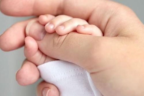 Cho con bú sữa non ngay sau sinh là khởi đầu hoàn hảo