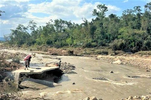 Gia Lai: Hơn 1.000 người bị cô lập do lũ cuốn đường và ngầm tràn