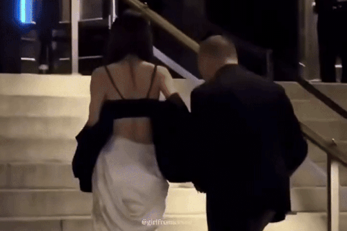 Bóng lưng gợi cảm ở tuổi 76 của Vera Wang