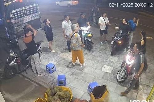 Loạt báo Hàn cảm ơn chủ vựa trái cây tìm thấy cụ bà đi lạc ở Phú Quốc