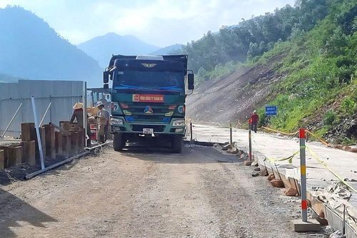 Cao tốc La Sơn - Túy Loan tạm lưu thông một làn, cấm xe khách và xe tải nặng