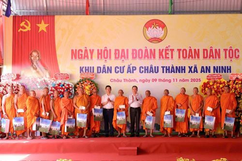 Chủ tịch Quốc hội dự Ngày hội Đại đoàn kết toàn dân tộc tại Cần Thơ