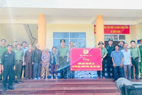 Bộ Công an hỗ trợ người dân Đắk Lắk khắc phục hậu quả bão số 13