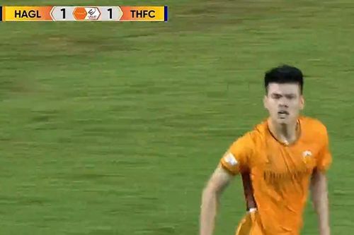Trung vệ cao gần 2m của U23 Việt Nam hóa người hùng, HAGL thoát hiểm trên sân nhà