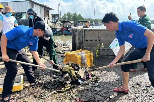 Gia Lai đồng loạt ra quân thu dọn sau bão số 13