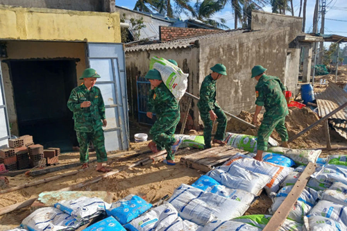 Dàn quân 'đốc chiến' giúp dân