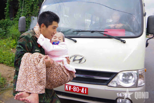 Sư đoàn 2 (Quân khu 5) điều động lực lượng giúp dân phòng, chống và khắc phục hậu quả bão số 13