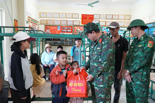 Bộ CHQS tỉnh Gia Lai triển khai cấp nước sạch, tặng quà cho nhân dân sau bão số 13