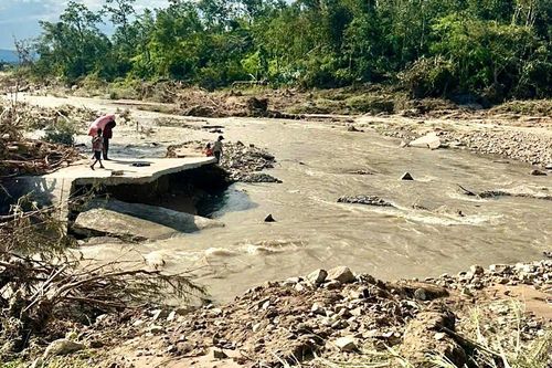 Gia Lai: Đường độc đạo bị cuốn trôi, hơn 1.100 người dân bị chia cắt