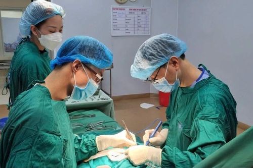 Cứu sống bé sơ sinh bị viêm phúc mạc do thủng ruột
