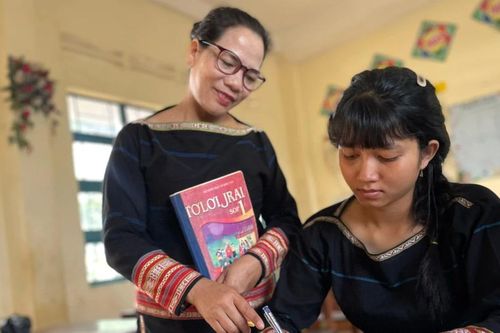 Cô giáo 'truyền lửa' văn hóa Jrai