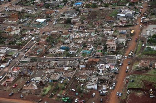 Lốc xoáy chưa từng có quét qua miền Nam Brazil, hàng trăm người thương vong