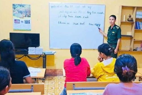 Chuyện về những 'thầy giáo quân hàm xanh'