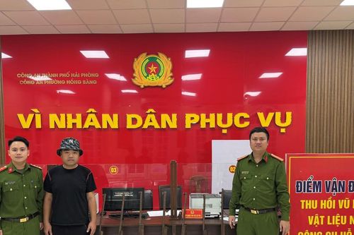 Phát hiện 7 khẩu súng trong hầm công trình, công nhân giao nộp Công an