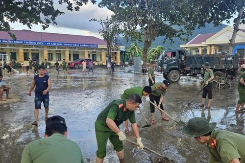 Công an Đắk Lắk tăng cường hàng trăm cán bộ, chiến sĩ giúp dân khắc phục hậu quả bão lũ