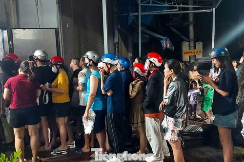 Sau bão số 13, người dân ở Gia Lai chen nhau mua đá lạnh vì mất điện kéo dài