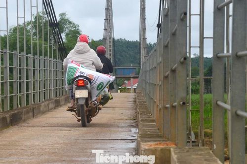 Người dân nín thở qua cầu treo bị bão làm xô lệch