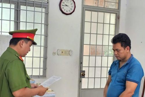 Khởi tố đối tượng dụ dỗ bé gái 13 tuổi vào nhà nghỉ nhiều lần