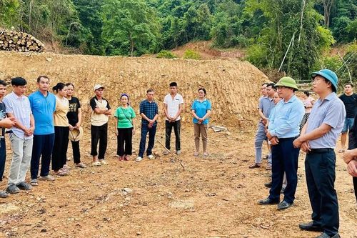Người dân vùng lũ ở Nghệ An vui mừng được xây nhà mới