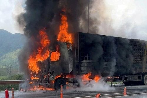 Đang lưu thông trên cao tốc, xe đầu kéo bốc cháy dữ dội