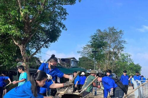 Thanh niên Huế ra quân tổng vệ sinh thành phố sau mưa lũ lịch sử