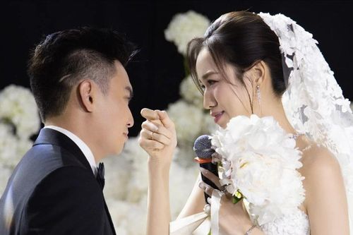 Hoa hậu Đỗ Thị Hà khóc nhiều trong đám cưới