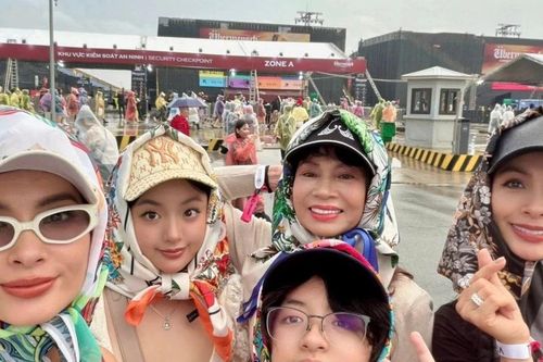 Ba thế hệ trong gia đình Thúy Hằng, Thúy Hạnh đội mưa xem concert G-Dragon