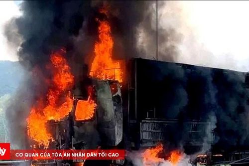 Xe đầu kéo bốc cháy dữ dội trên cao tốc
