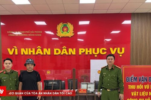 Công nhân bàn giao 7 khẩu súng cho lực lượng Công an