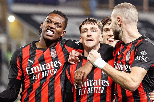 Modric bất lực nhìn Milan đánh rơi 2 điểm