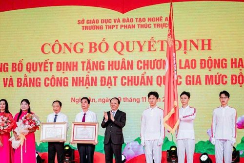 Trường THPT Phan Thúc Trực - Nghệ An nhận Huân chương Lao động hạng Ba