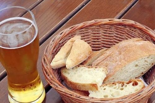 Cặp vợ chồng cùng sống thọ trăm tuổi chia sẻ thói quen, gồm uống bia buổi trưa
