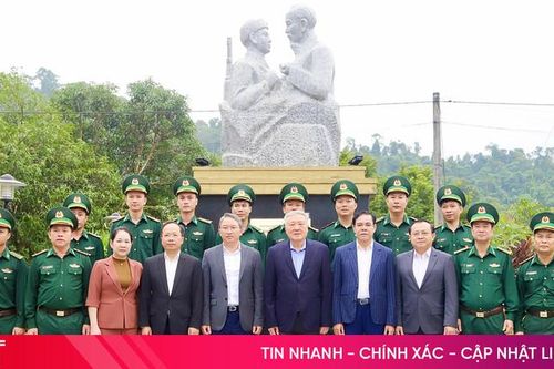 Phó Thủ tướng Thường trực Chính phủ thăm, tặng quà các đơn vị, địa phương vùng biên giới Hà Tĩnh