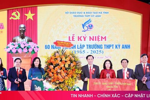 Lãnh đạo Quân khu 4, tỉnh Hà Tĩnh dự kỷ niệm thành lập các trường THPT Hồng Lĩnh, THPT Kỳ Anh