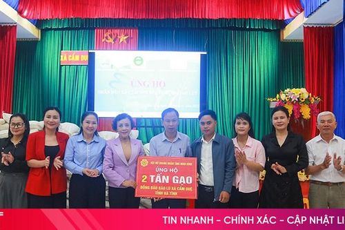 Hội Nữ doanh nhân tỉnh Ninh Bình tặng quà cho người dân vùng lũ Cẩm Duệ