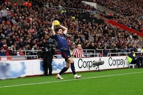 HLV Sunderland dùng mánh khóe biển quảng cáo để cầm hòa Arsenal