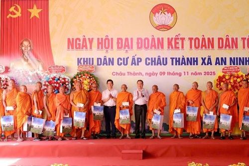 Chủ tịch Quốc hội: Đoàn kết là nền tảng để phát triển bền vững