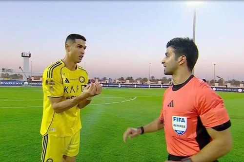 Không chỉ ghi bàn, Ronaldo còn gây chú ý với màn 'cà khịa' trọng tài đỉnh cao