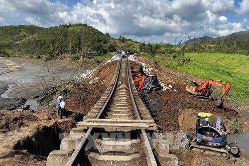 Ngành đường sắt ngừng chạy 45 chuyến tàu và chuyển tải 3.500 hành khách bằng ô tô