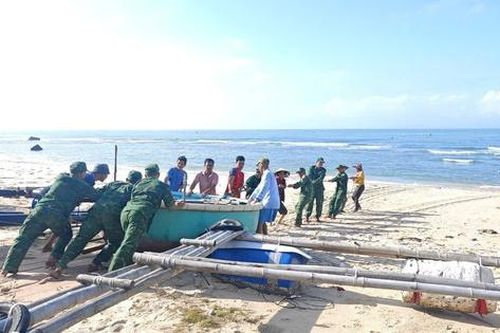 Đồn Biên phòng Nhơn Châu giúp dân khắc phục hậu quả bão số 13