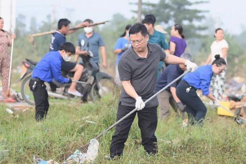 'Ngày Chủ nhật xanh' làm sạch thành phố Huế sau mưa lũ