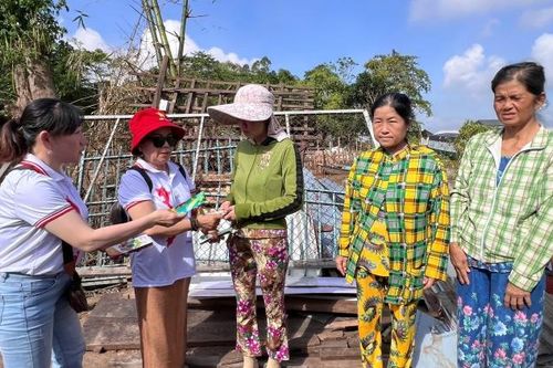 Hỗ trợ học sinh và hộ dân bị ảnh hưởng do sạt lở ở xã Mỹ Hòa Hưng