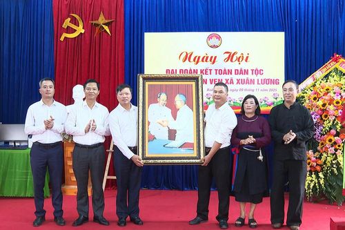 Phó Chủ tịch UBND tỉnh Đào Quang Khải dự Ngày hội Đại đoàn kết toàn dân tộc tại bản Ven