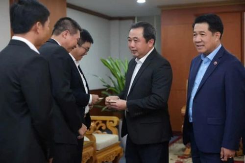 Bộ trưởng Bộ Nông nghiệp và Môi trường làm việc với các doanh nghiệp hàng đầu thế giới của Hà Lan và Tập đoàn Hùng Nhơn.