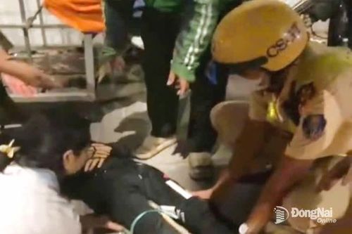 Cảnh sát giao thông dùng xe công vụ đưa 1 nam thiếu niên bị va chạm giao thông đi cấp cứu