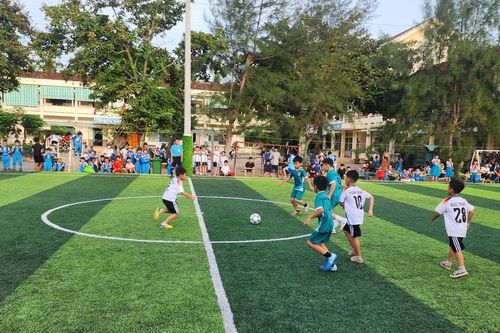 Sôi nổi bóng đá học sinh xứ Dừa