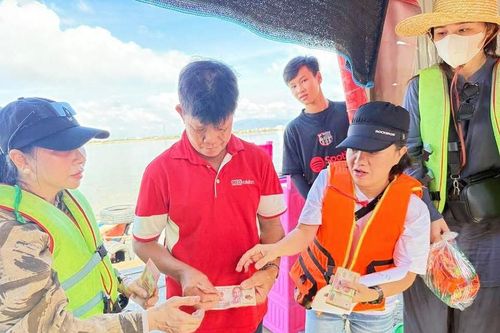 Kịp thời hỗ trợ người dân xóm Cồn Chim đang bị cô lập